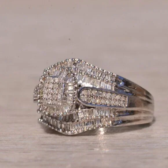 BEAUTIFUL 925 Sterling Silver and Genuine Diamond Cocktail Ring. - Picture 2 of 7